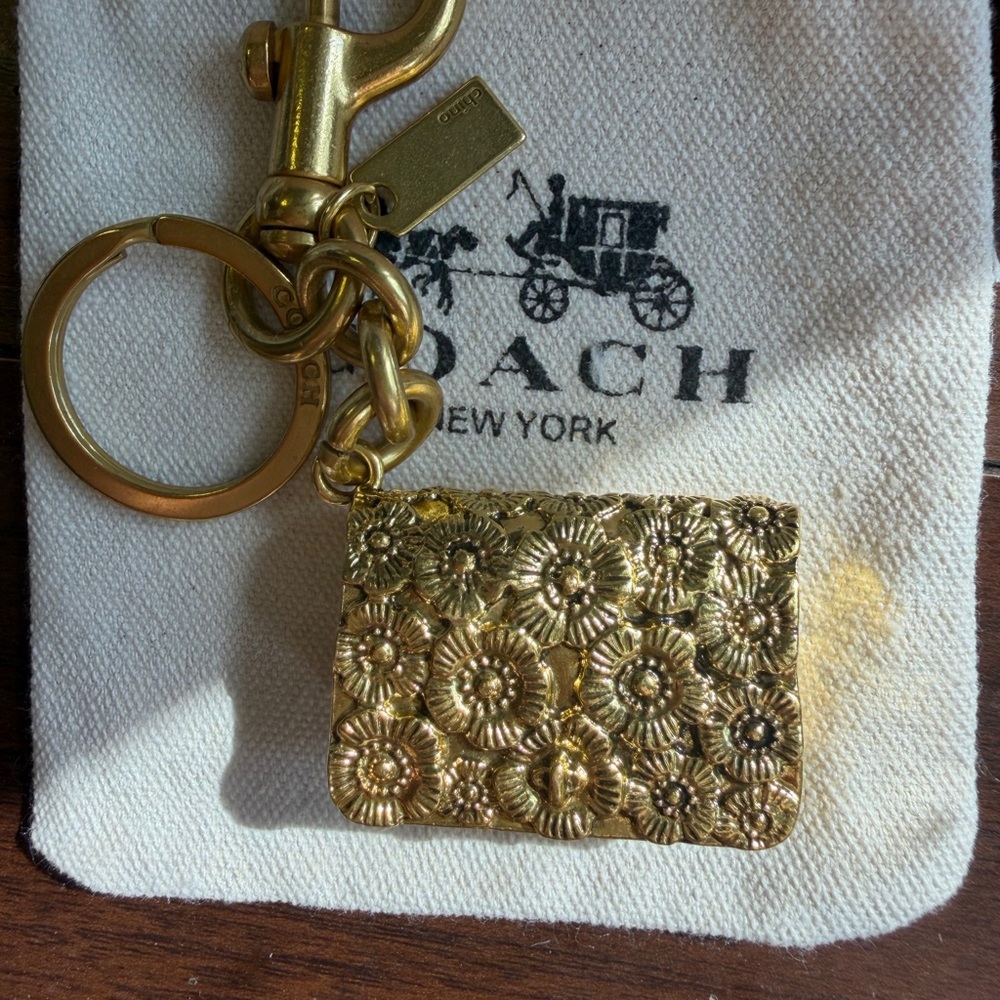 Coach Gold Floral Embossed Key & Card Holder Charm - Picture 3 of 6